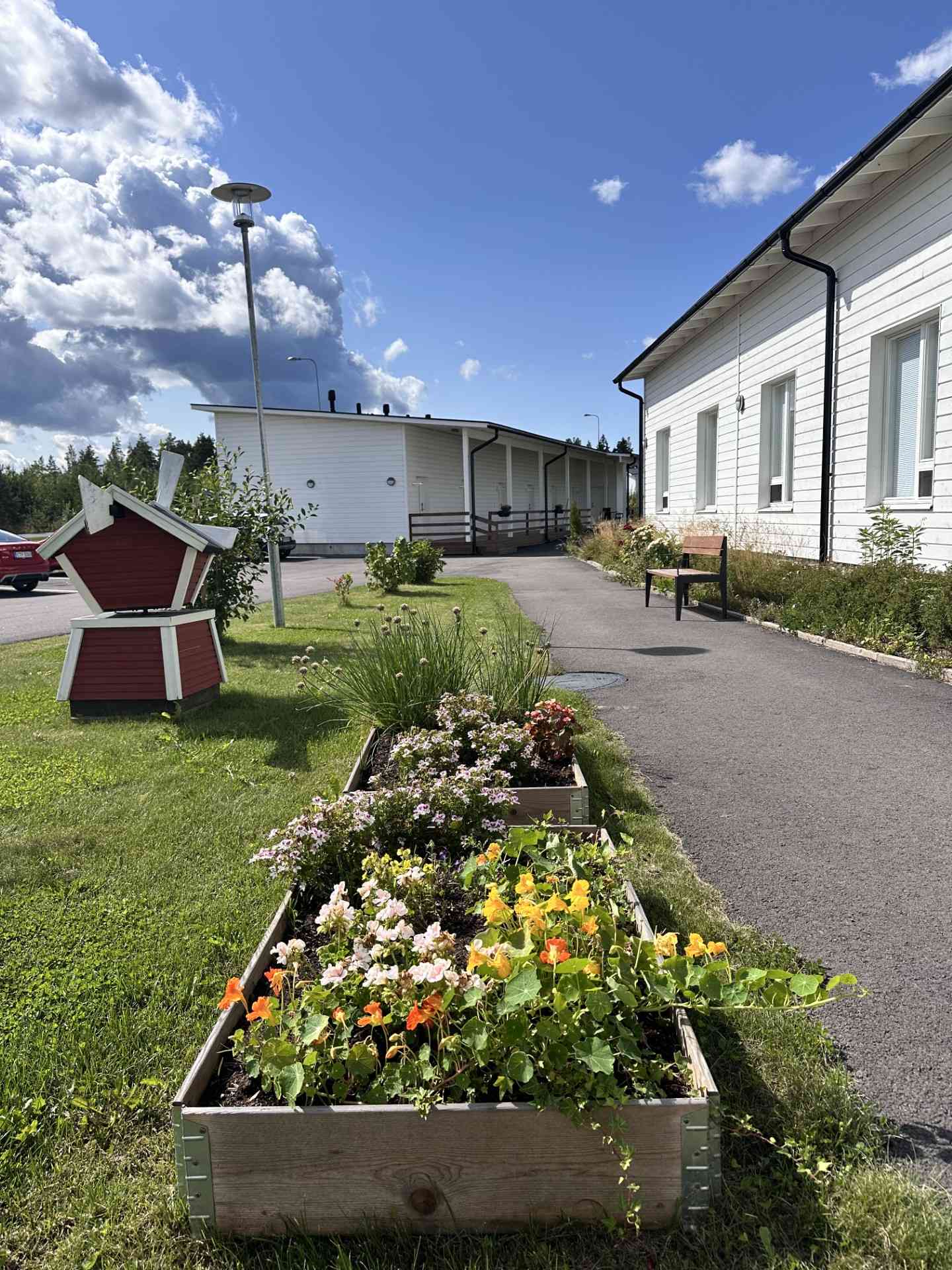 Etupiha päärakennukselta rivitalolle