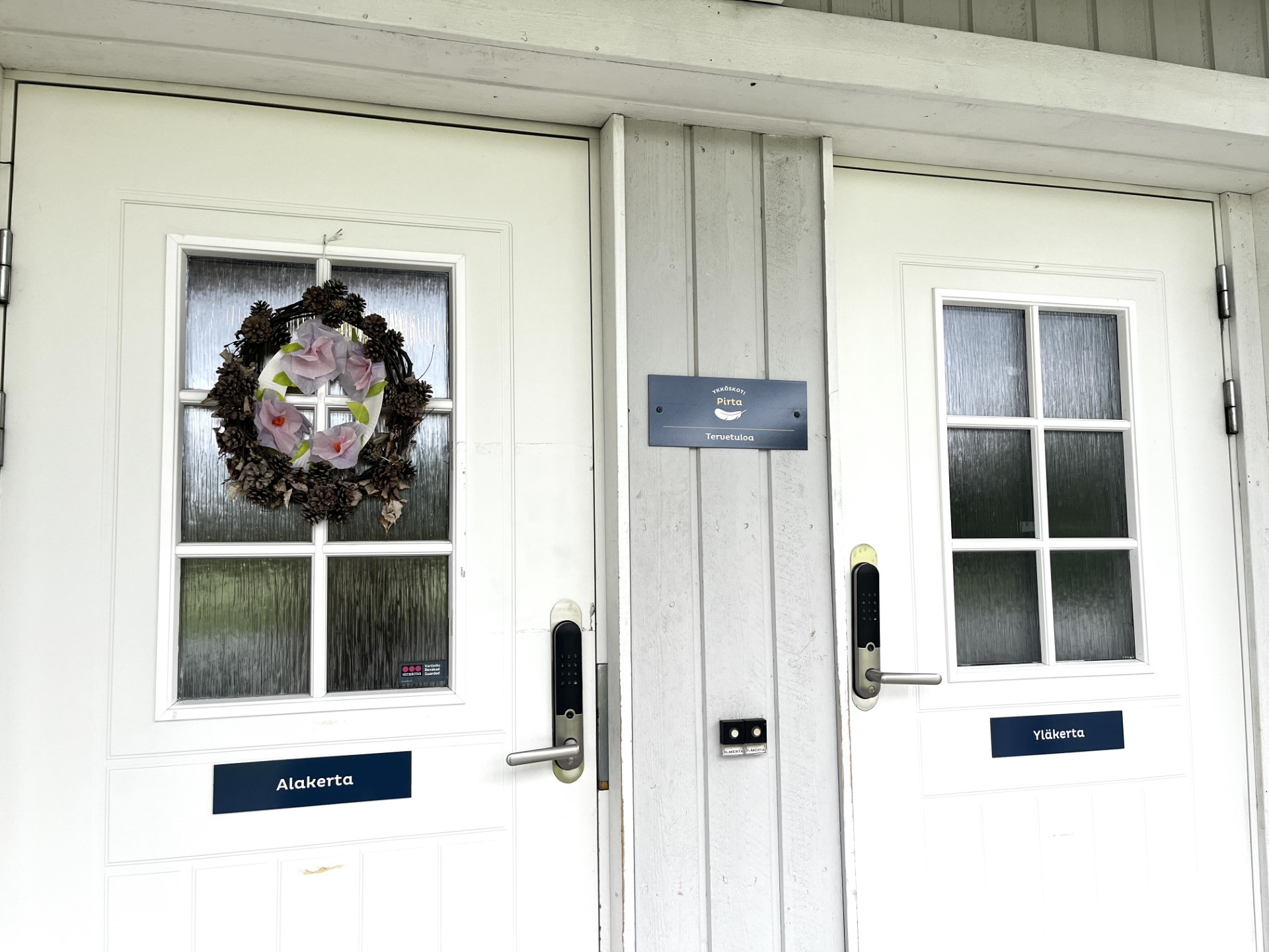 Ykköskoti Pirtan ulko-ovet alakertaan ja yläkertaan