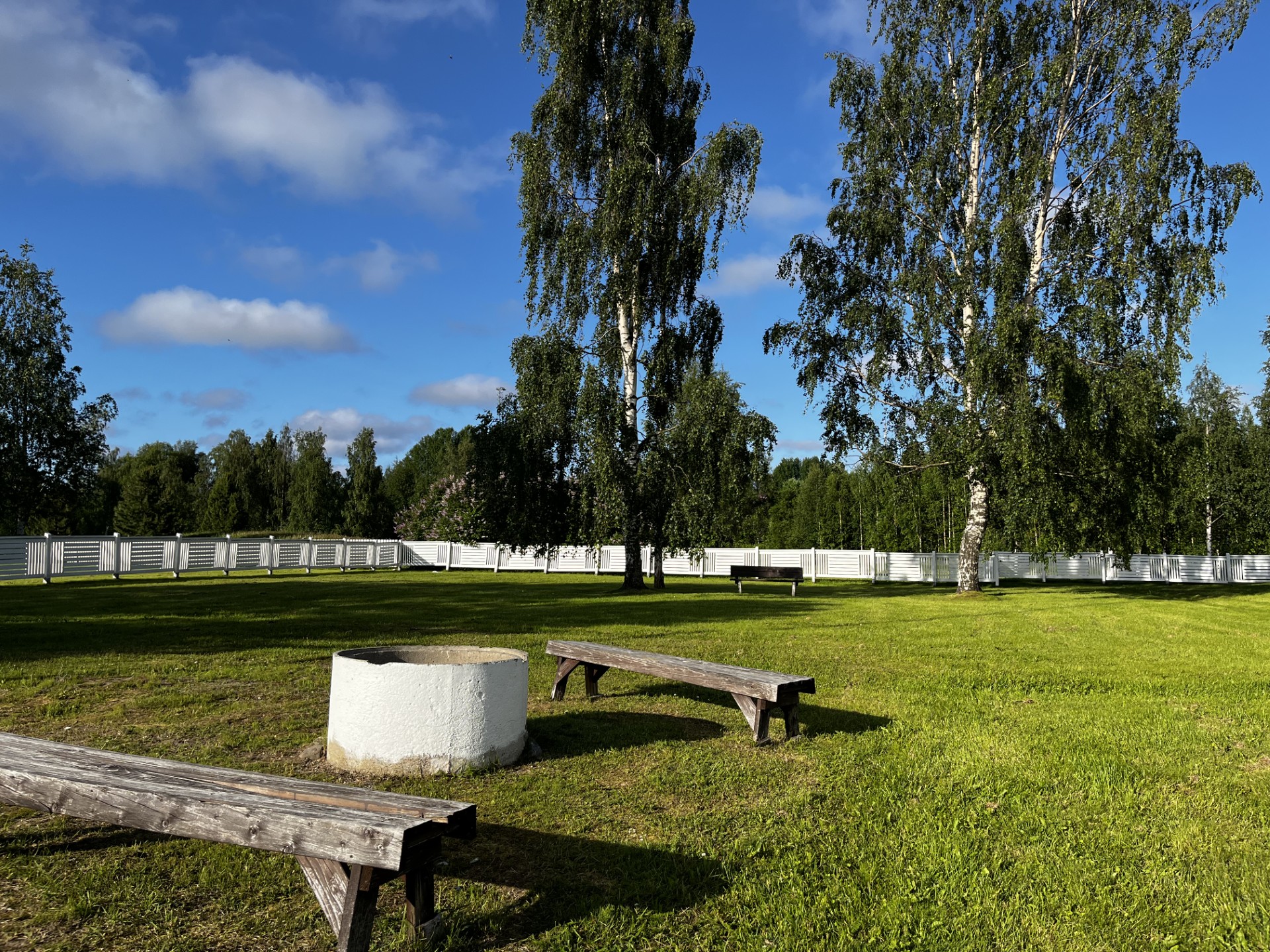 Ykköskoti Pirtan pihan laaja nurmikkoa