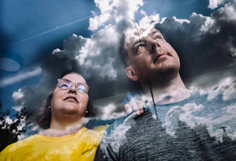 Hoitaja ja asukas katsovat ulos ikkunasta