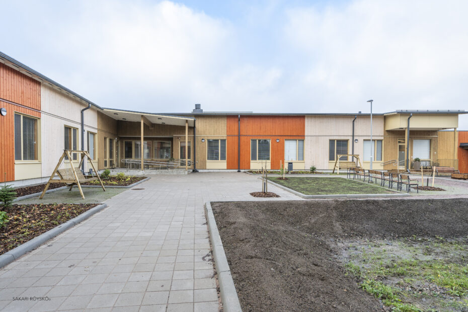 Ykköskoti Tähtirintee yksikkö ulkoapäin. Värikäs yksikerroksinen rakennus ja piha, jossa kalusteita.