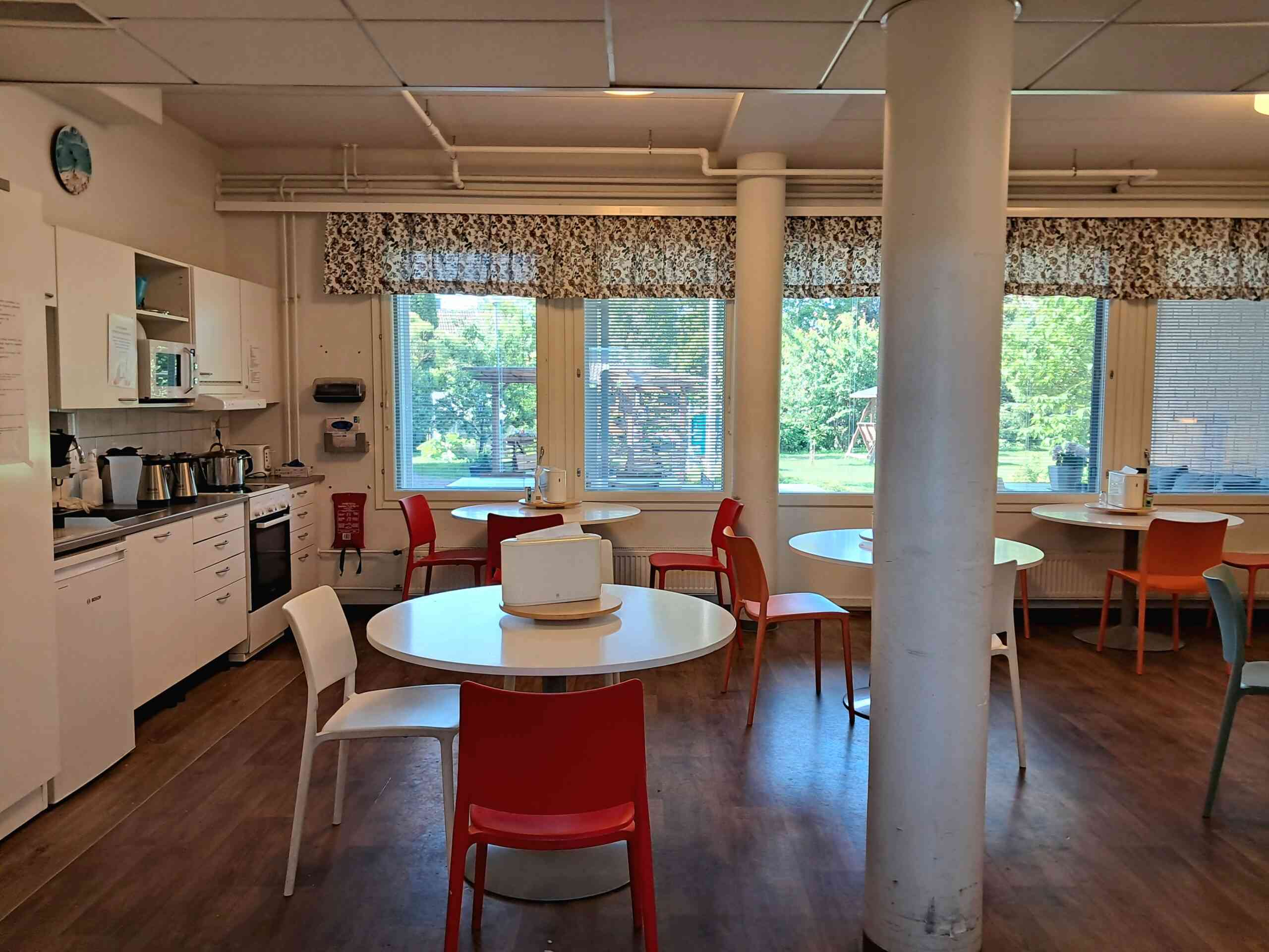 Yksikön keittiö ja ruokailuhuone, isot ikkunat