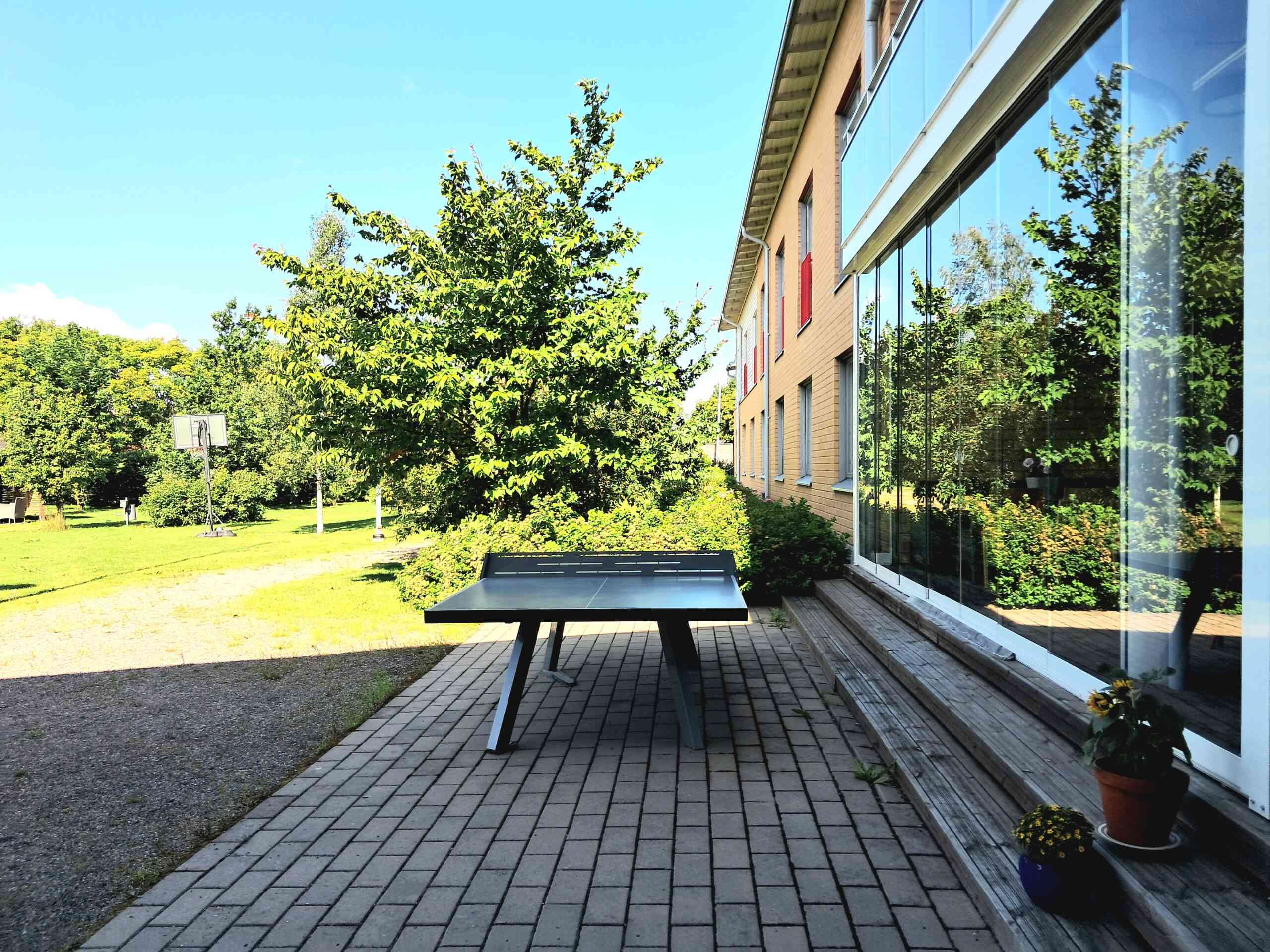 Yksikön pihalla oleva pingispöytä