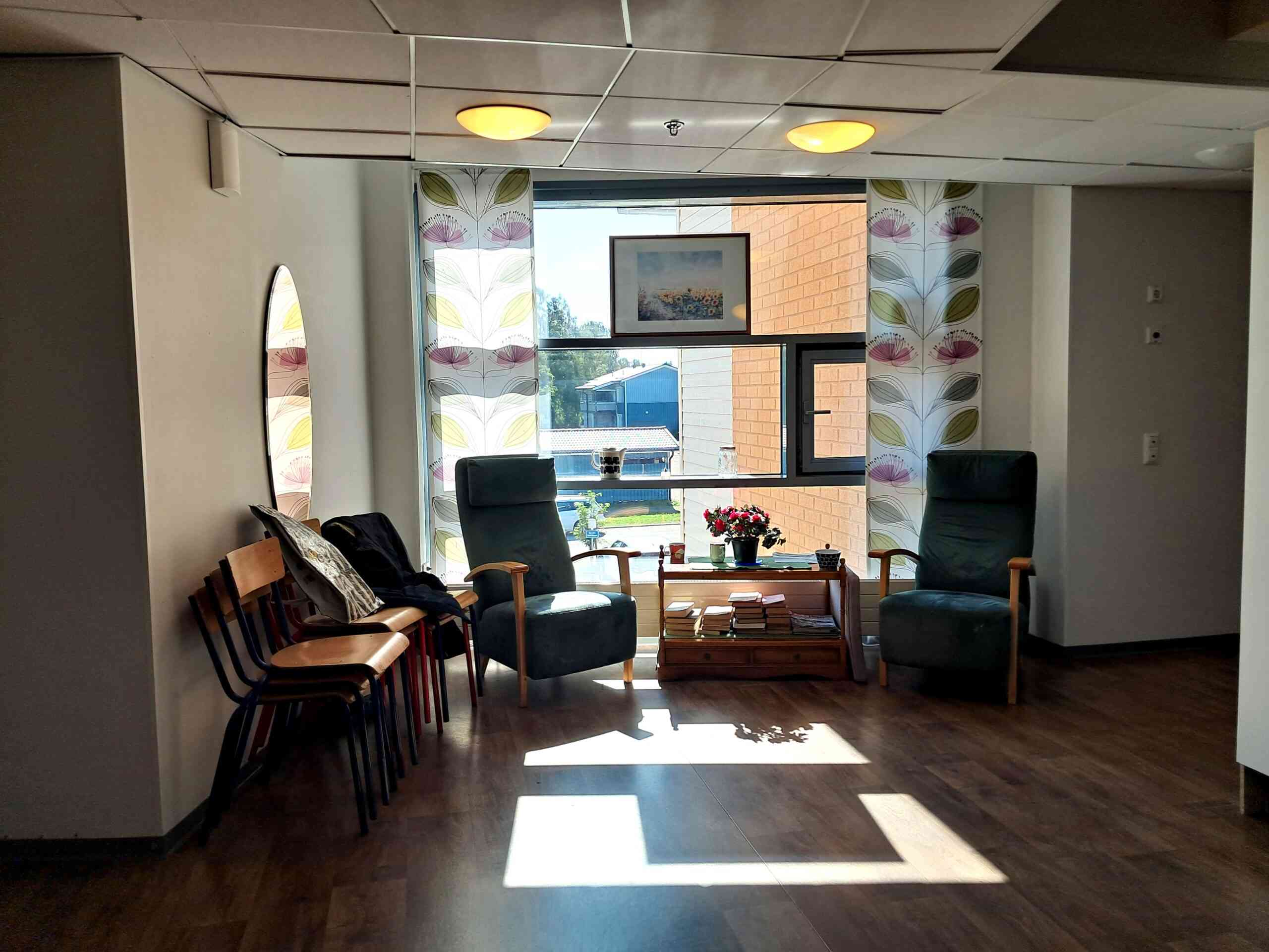 Ykköskoti Kajava sisältä kuvattuna. Oleskelutila suuren ikkunan edessä